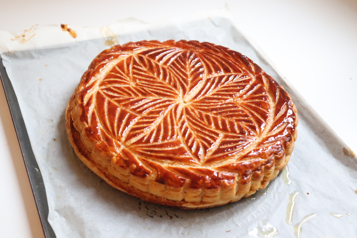 Galette des rois frangipane amande traditionnelle - Recette Olivia Pâtisse (pâte feuilletée inversée)